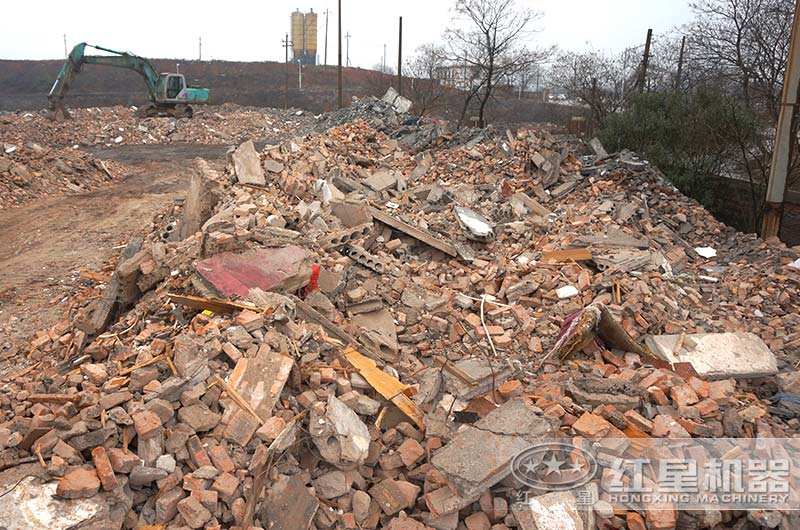 日積月累的廢舊紅磚數(shù)量并不少 日積月累的廢舊紅磚數(shù)量并不少