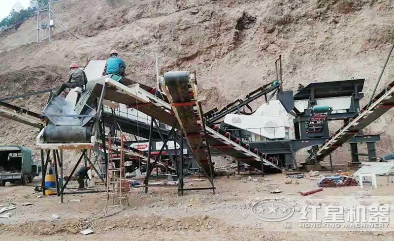 移動式直口破碎機現(xiàn)場 移動式直口破碎機現(xiàn)場